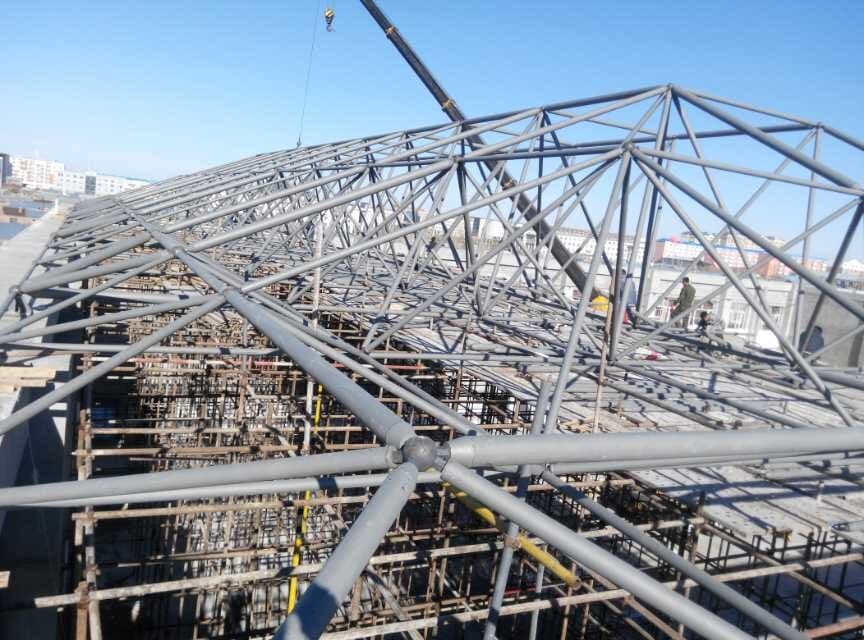 海城商贸城屋顶网架工程